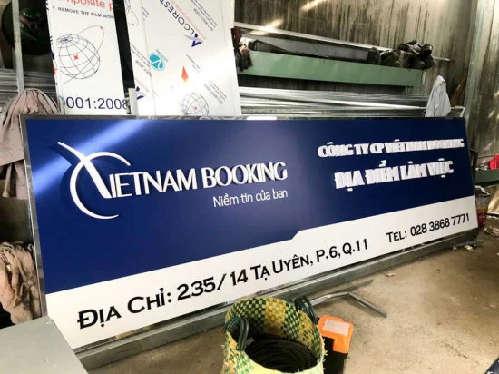 Bảng hiệu tole dán decal cho công ty